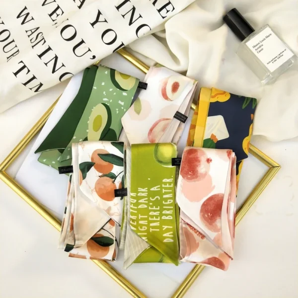 وشاح حريري صغير عصري متعدد الوظائف بنقشة فواكه