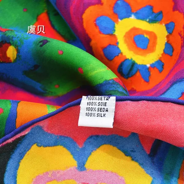 وشاح نسائي مربع كبير من الحرير الطبيعي مطبوع بألوان زاهية   .