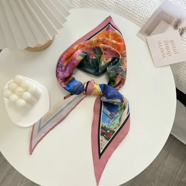 وشاح حريري صغير بنقشة الغابة، يمكن استخدامه كربطة شعر أو وشاح احترافي للتزيين أو ربطة حقيبة أو ربطة مثلثة.