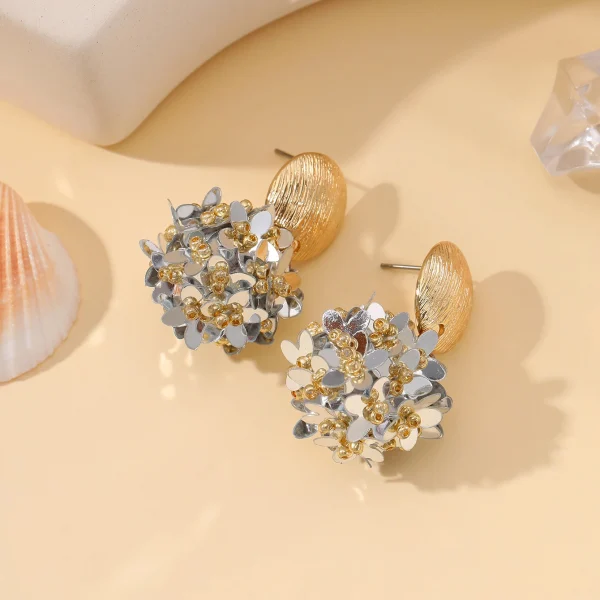 أقراط متدلية دائرية مزينة بالخرز