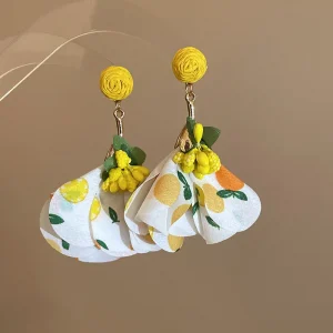 أقراط عصرية طويلة متدلية بتصميم زهرة كبيرة ملوّنة