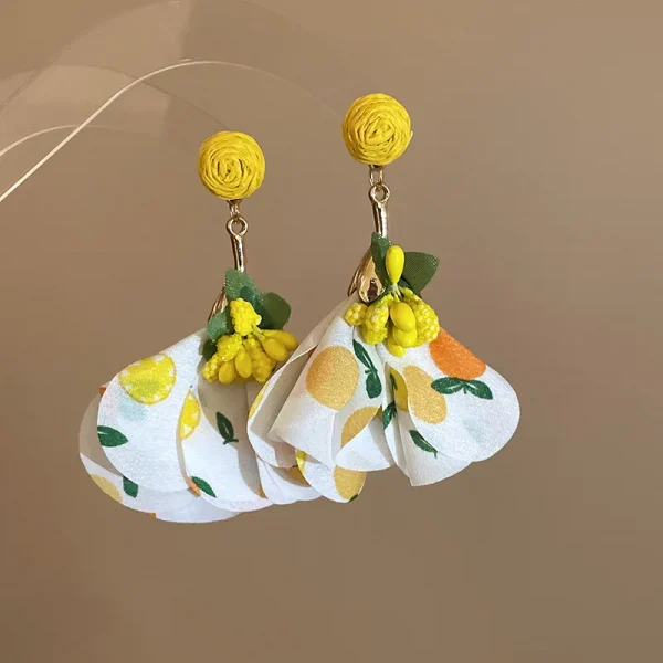 أقراط عصرية طويلة متدلية بتصميم زهرة كبيرة ملوّنة