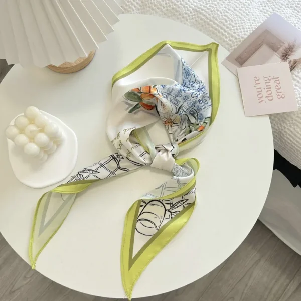 وشاح حريري صغير بنقشة الغابة، يمكن استخدامه كربطة شعر أو وشاح احترافي للتزيين أو ربطة حقيبة أو ربطة مثلثة.