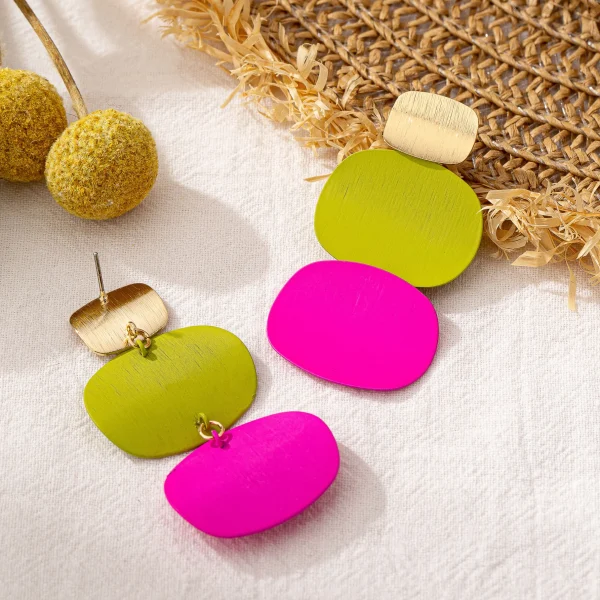 أقراط نسائية ملونة وعصرية بتصميم هندسي على شكل أقراص