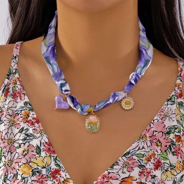 عقد نسائي بتعليقة على شكل كرز وفراولة وقلب مع فيونكة، مزين بشريط ملوّن