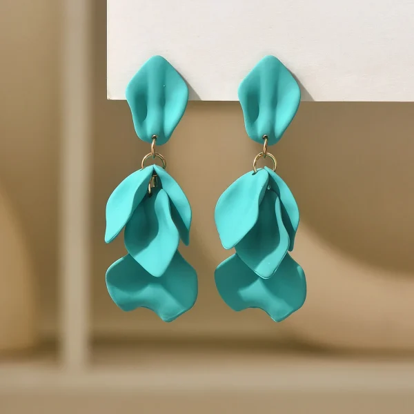 أقراط بتصميم فخم خفيف بلمسة مطفية على شكل بتلات