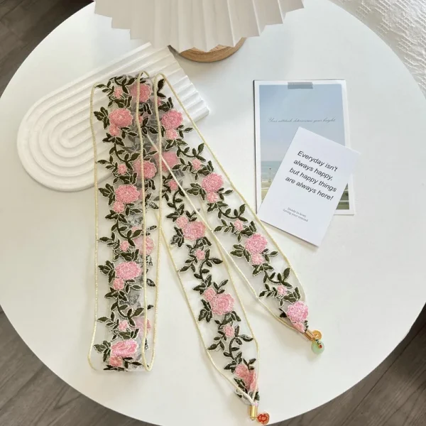 شرائط مطرزة على الحواف تستخدم كربطة انيقة للشنط