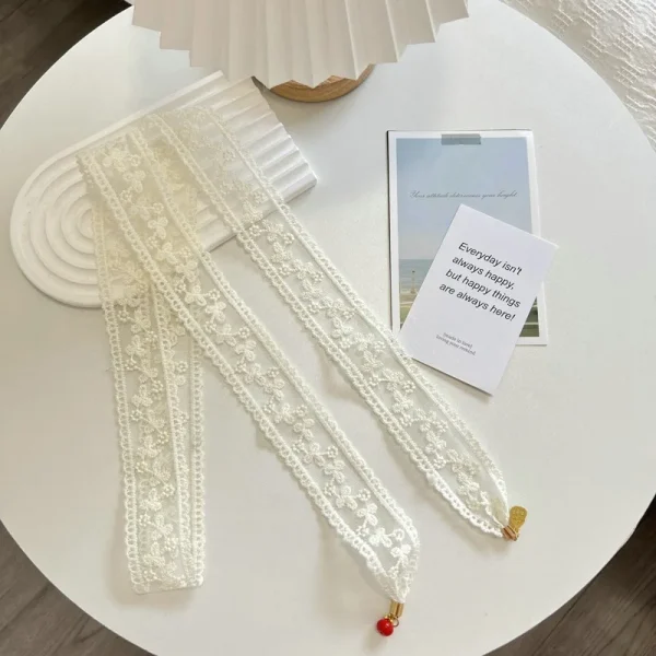 شرائط مطرزة على الحواف تستخدم كربطة انيقة للشنط