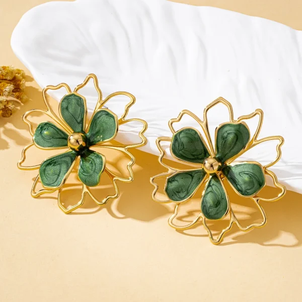 زوج من أقراط النساء بتصميم زهرة ثلاثية الأبعاد