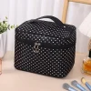 حقيبة الماكياج العصرية ذات السعة الكبيرة بتصميم نقاط مستديرة