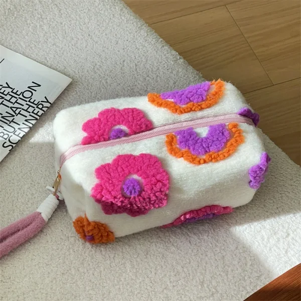 S106dfe88e61848a9a01c4ba0dee2d3b1t.webp حقيبة مكياج من الصوف والأزهار الملونة