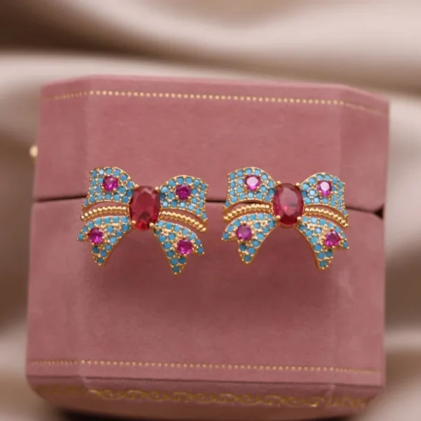 اقراط على شكل فيونكة ملونة