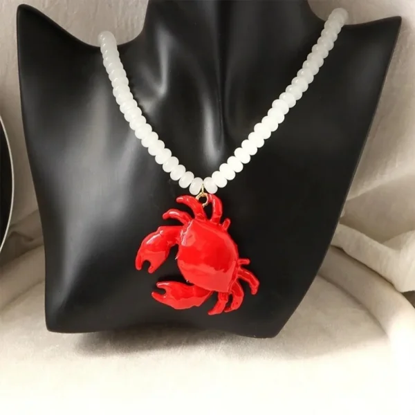 عقد بوهيمي عصري بخرز مع تعليقة سلطعون مطلية بالمينا باللون الأحمر