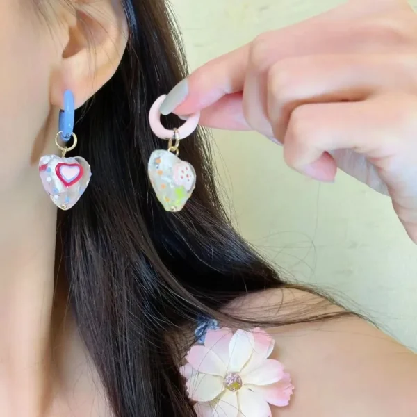 اقراط على شكل قلب ملون