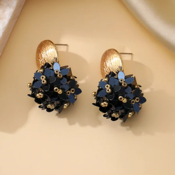 أقراط متدلية دائرية مزينة بالخرز