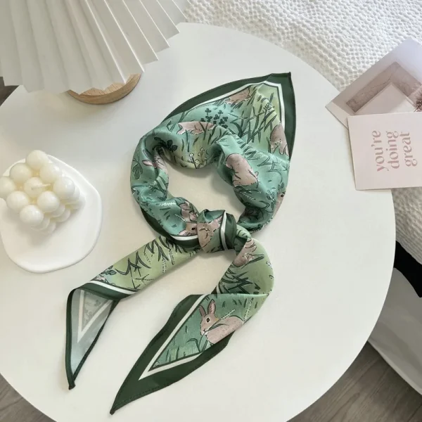 وشاح حريري صغير بنقشة الغابة، يمكن استخدامه كربطة شعر أو وشاح احترافي للتزيين أو ربطة حقيبة أو ربطة مثلثة.