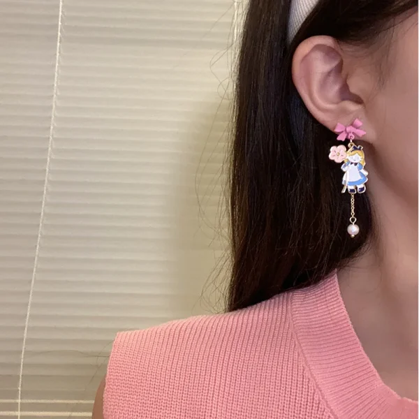 أقراط مستوحاة من أليس في بلاد العجائب