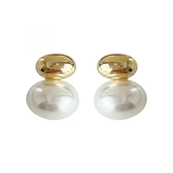 أقراط  باللون الذهبي على شكل حبة وفصوص لؤلؤ مسطحة