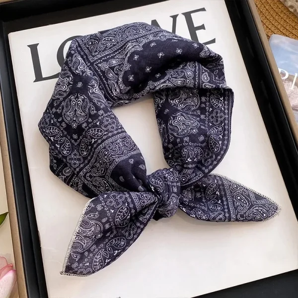 وشاح نسائي صغير مربع بحجم 60 سم، بأسلوب عصري ومنعش باللون الأزرق  مصنوع من  القطن والكتان، بطبعة زهور، للرقبة."