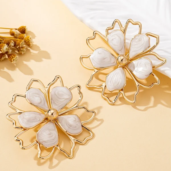 زوج من أقراط النساء بتصميم زهرة ثلاثية الأبعاد