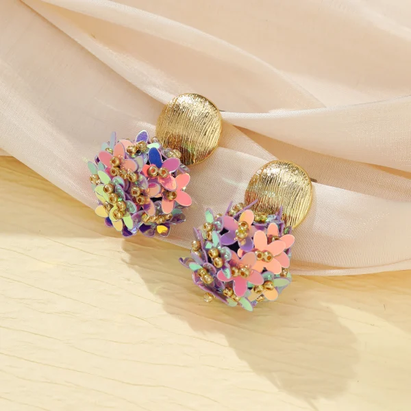 أقراط متدلية دائرية مزينة بالخرز