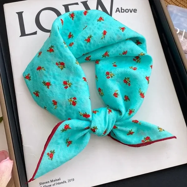 وشاح نسائي صغير مربع بحجم 60 سم، بأسلوب عصري ومنعش باللون الأزرق  مصنوع من  القطن والكتان، بطبعة زهور، للرقبة."