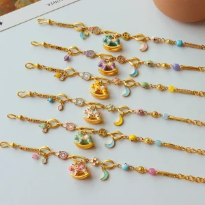 سوار نسائي فاخر من النحاس مزين بالمينا الملونة بتقنية قطرة الزيت مع زهرة القمر والحصان الخشبي وكريستال بنفسجي، تصميم عتيق.