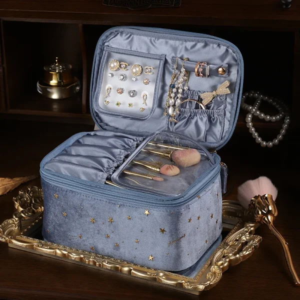 حقيبة أدوات تجميل أنيقة للنساء.