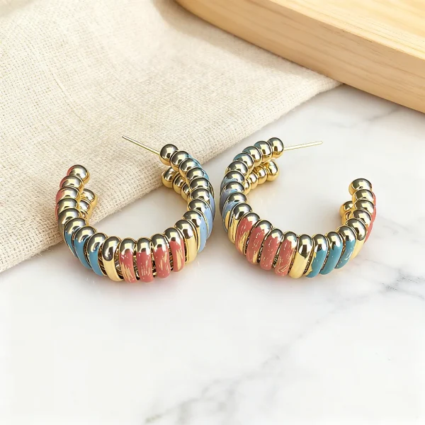 أقراط دائرية عتيقة بتصميم هندسي