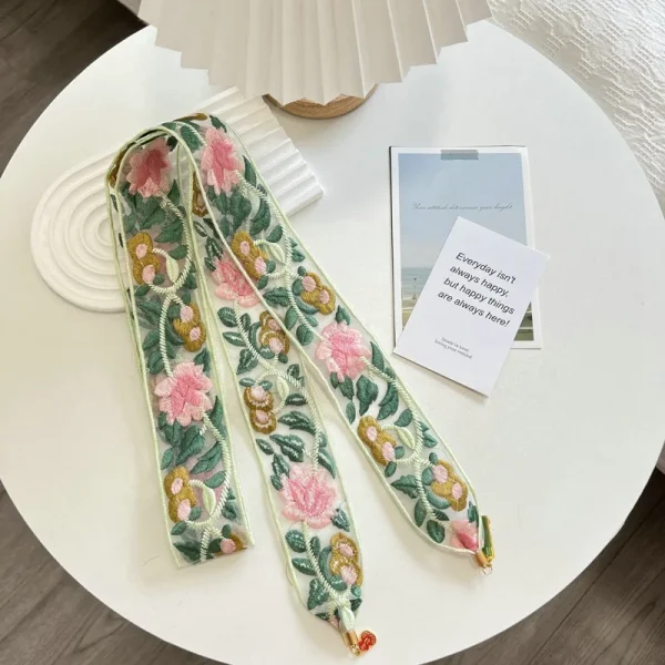 شرائط مطرزة على الحواف تستخدم كربطة انيقة للشنط