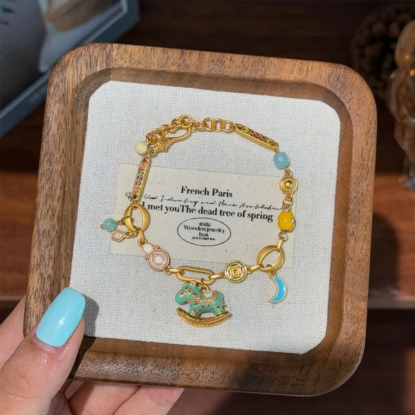 سوار نسائي فاخر من النحاس مزين بالمينا الملونة بتقنية قطرة الزيت مع زهرة القمر والحصان الخشبي وكريستال بنفسجي، تصميم عتيق.