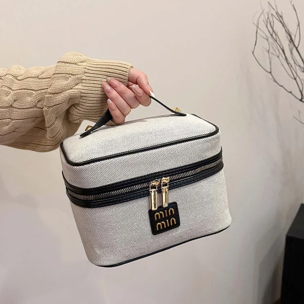 حقيبة أدوات تجميل فاخرة بمعايير معدنية عالية الجودة وقماش فاخر.