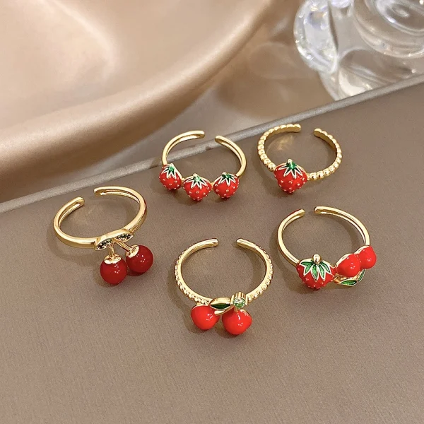 خواتم ذهبية على شكل كرز وفراولة