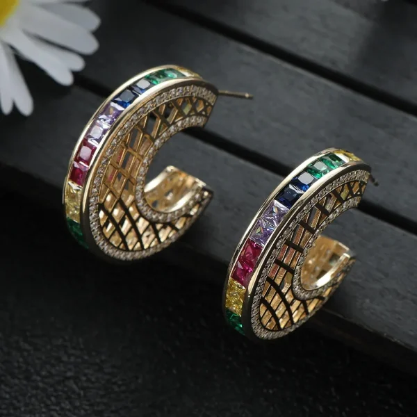أقراط نسائية على شكل حرف C مزينة بزركون ملوّن، بتصميم مجوّف ومرصّعة بالأحجار