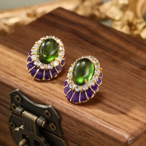 أقراط جديدة من SUYU بتصميم شبكي مطلي بالمينا وبتفاصيل قطرة الزيت، مع لؤلؤة اصطناعية متدلية