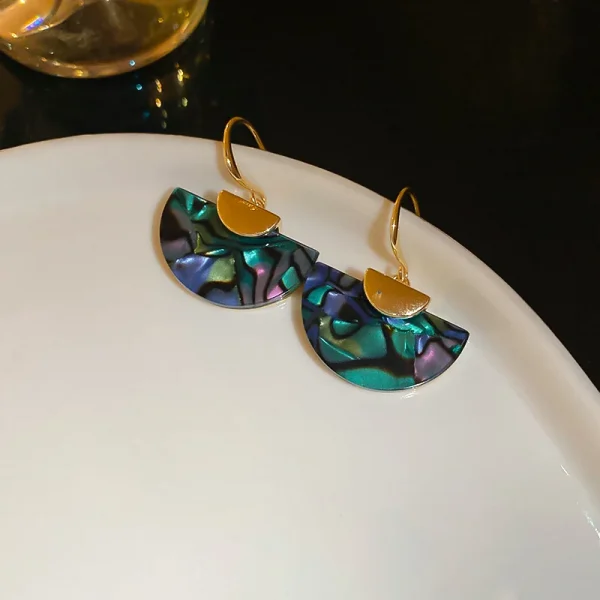 أقراط من صدفة الأبلاون على شكل مروحة مصنوعة من الراتنج