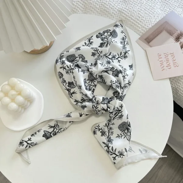 وشاح حريري صغير بنقشة الغابة، يمكن استخدامه كربطة شعر أو وشاح احترافي للتزيين أو ربطة حقيبة أو ربطة مثلثة.