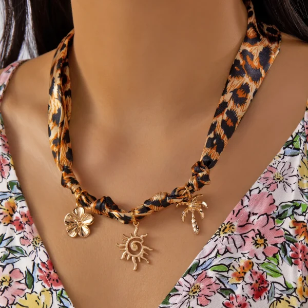 عقد نسائي بتعليقة على شكل كرز وفراولة وقلب مع فيونكة، مزين بشريط ملوّن