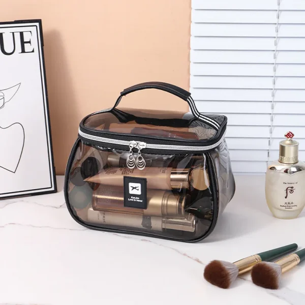 S2d1cc706260242d6b027de479c686685d.webp حقيبة مكياج شفافة كبيرة السعة من مادة PVC الهلامية – مقاومة للماء