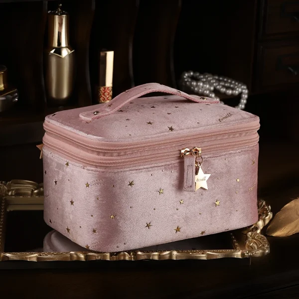 حقيبة أدوات تجميل أنيقة للنساء.