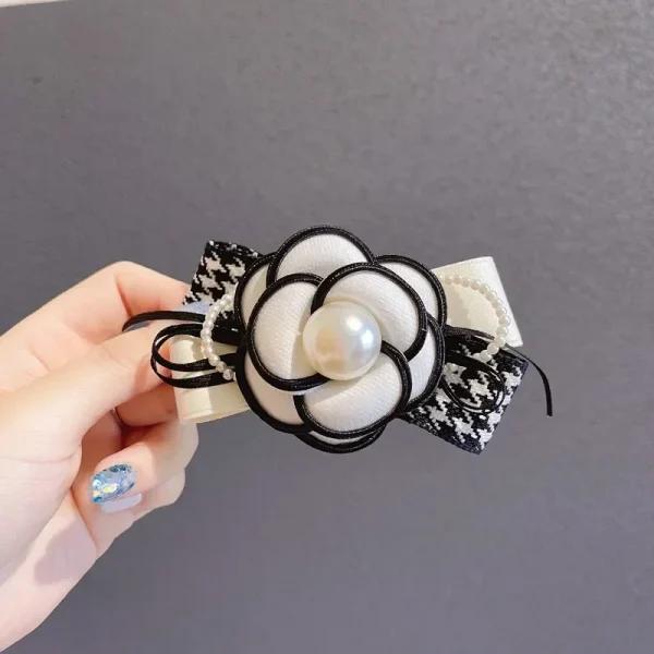 مشبك شعر كلاسيكي على شكل زهرة الكاميليا