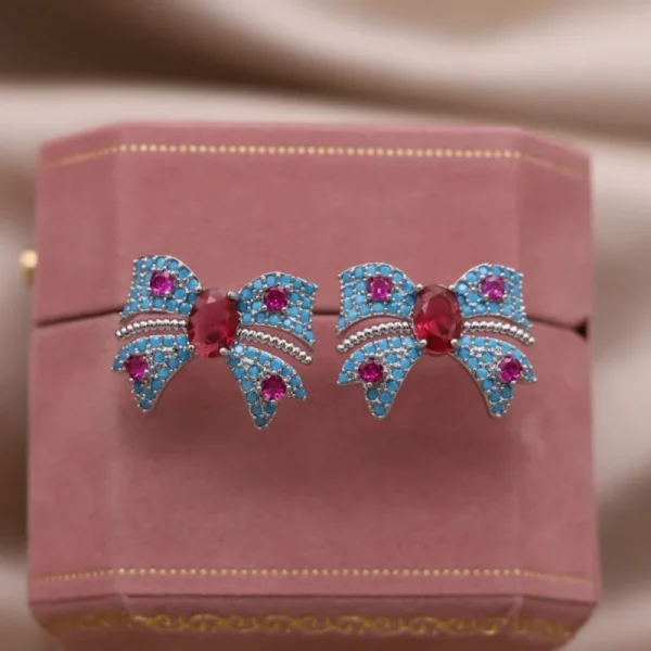 اقراط على شكل فيونكة ملونة