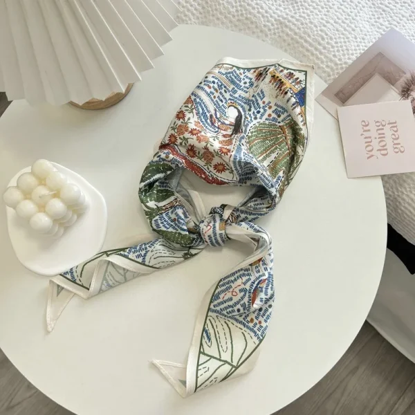 وشاح حريري صغير بنقشة الغابة، يمكن استخدامه كربطة شعر أو وشاح احترافي للتزيين أو ربطة حقيبة أو ربطة مثلثة.