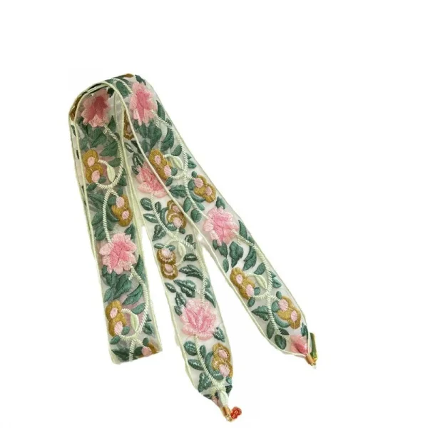 شرائط مطرزة على الحواف تستخدم كربطة انيقة للشنط