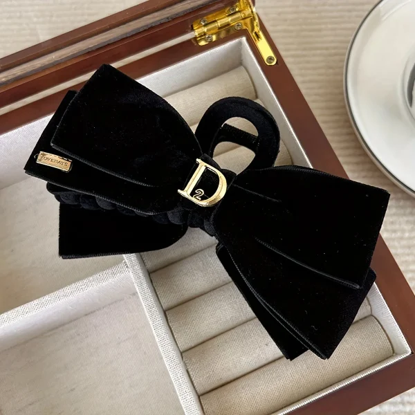 مشابك شعر مخملية على شكل فراشة