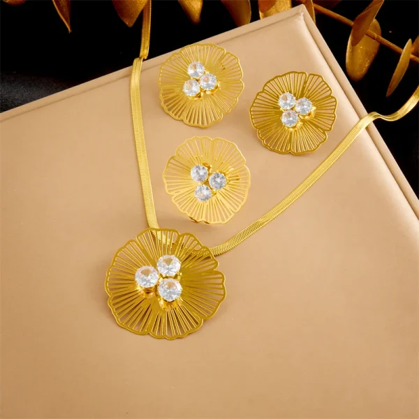 طقم من الستانلس ستيل باللون الذهبي مع فصوص الزيراكون