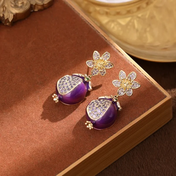 أقراط فاخرة مرصعة بالزركون على شكل رمان