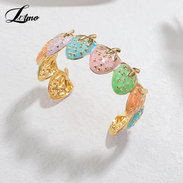 اساور انيقة على شكل كرز وفراولة