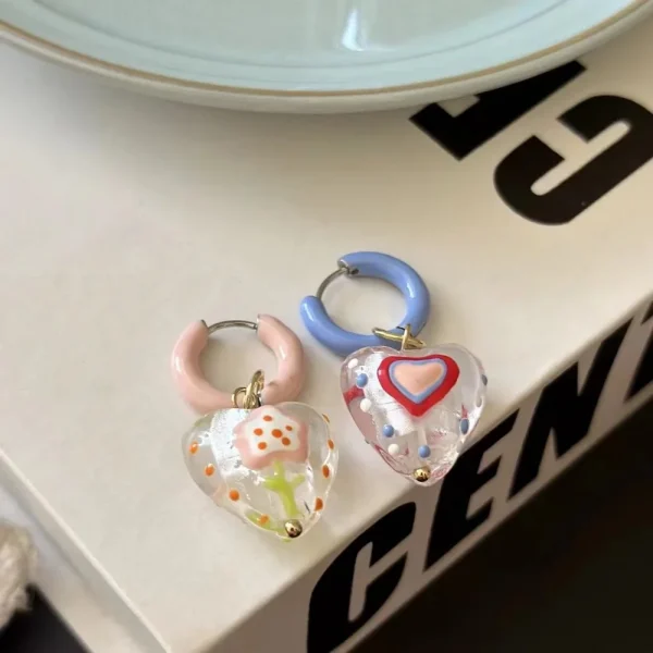 اقراط على شكل قلب ملون