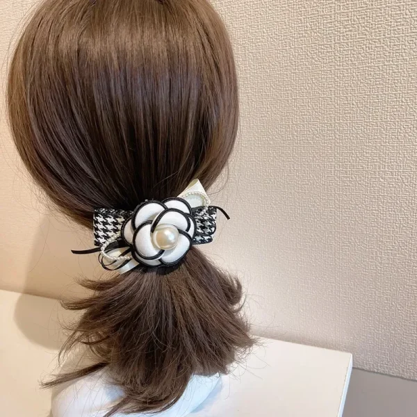 مشبك شعر كلاسيكي على شكل زهرة الكاميليا